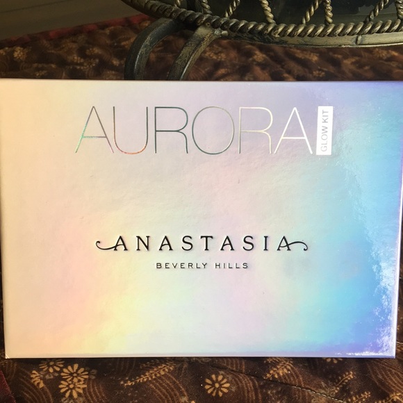 Anastasia Beverly Hills Other - Anastasia Beverly Hills Aurora glow kit highlight